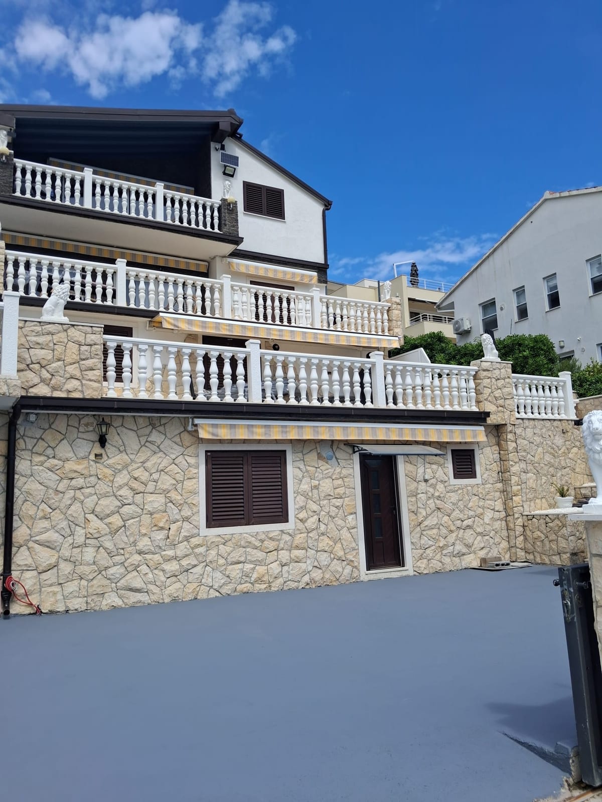 Außenansicht des Hauses mit den Balkonen zum Meer