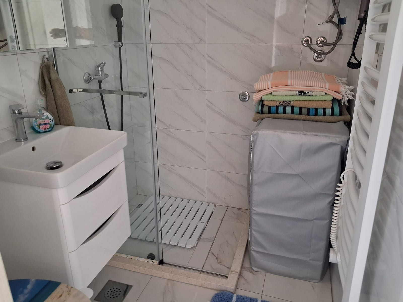 Bad mit Dusche und Waschmaschine