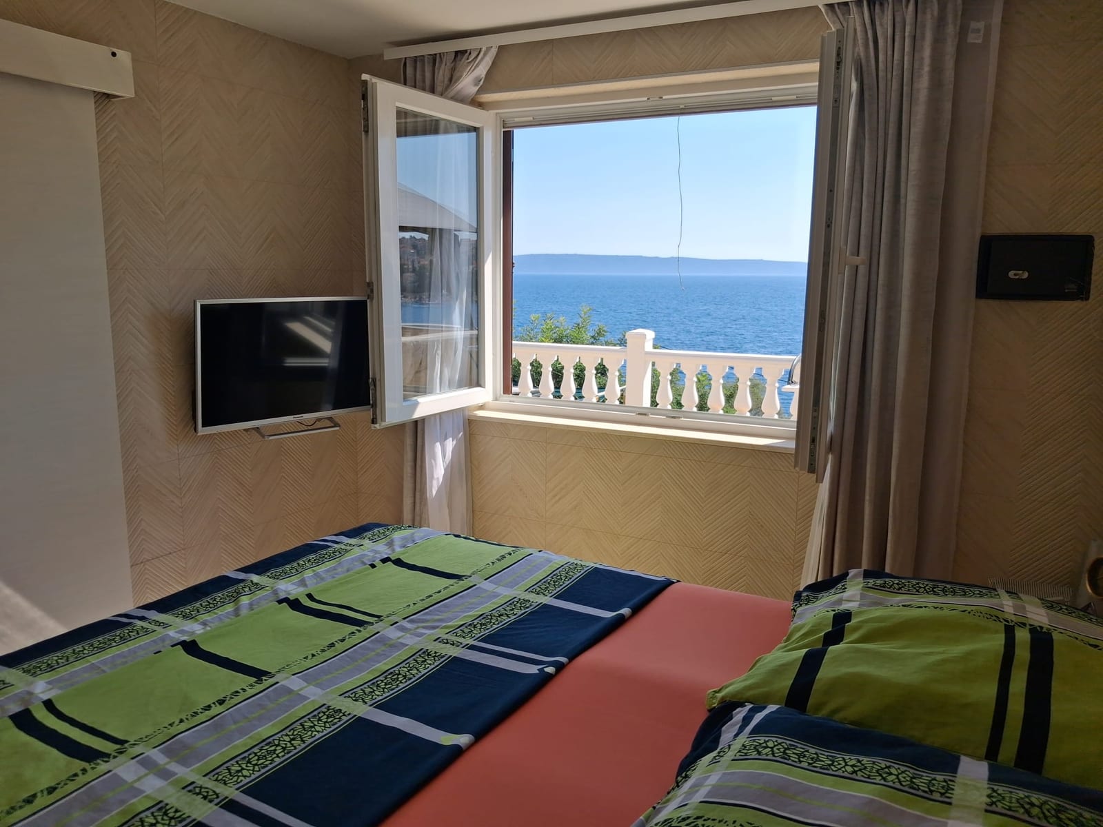 Schlafzimmer mit Fenster und Blick auf das Meer