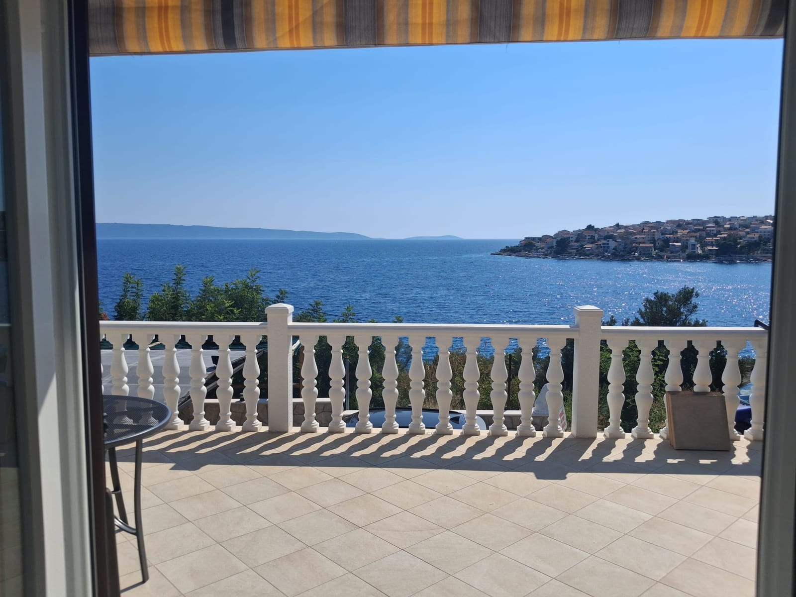 Große Terrasse mit Blick auf die Adria