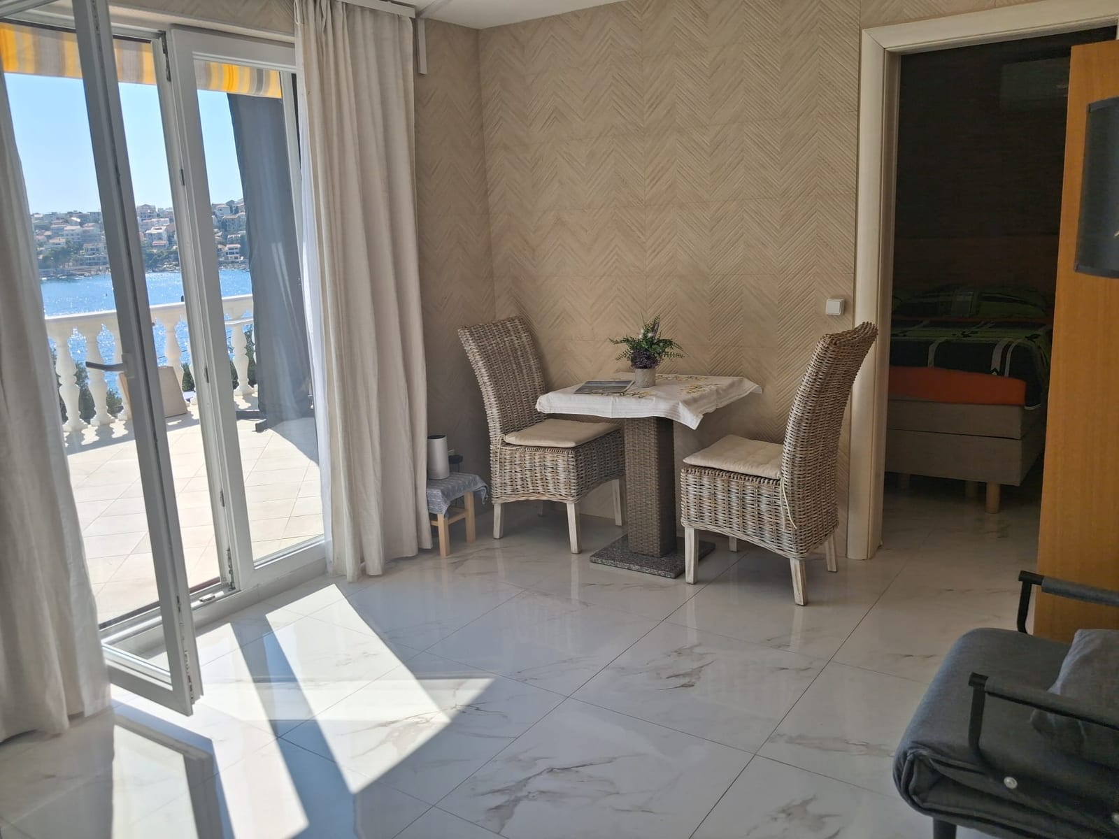 Wohn- und Essbereich mit Zugang zur Terrasse