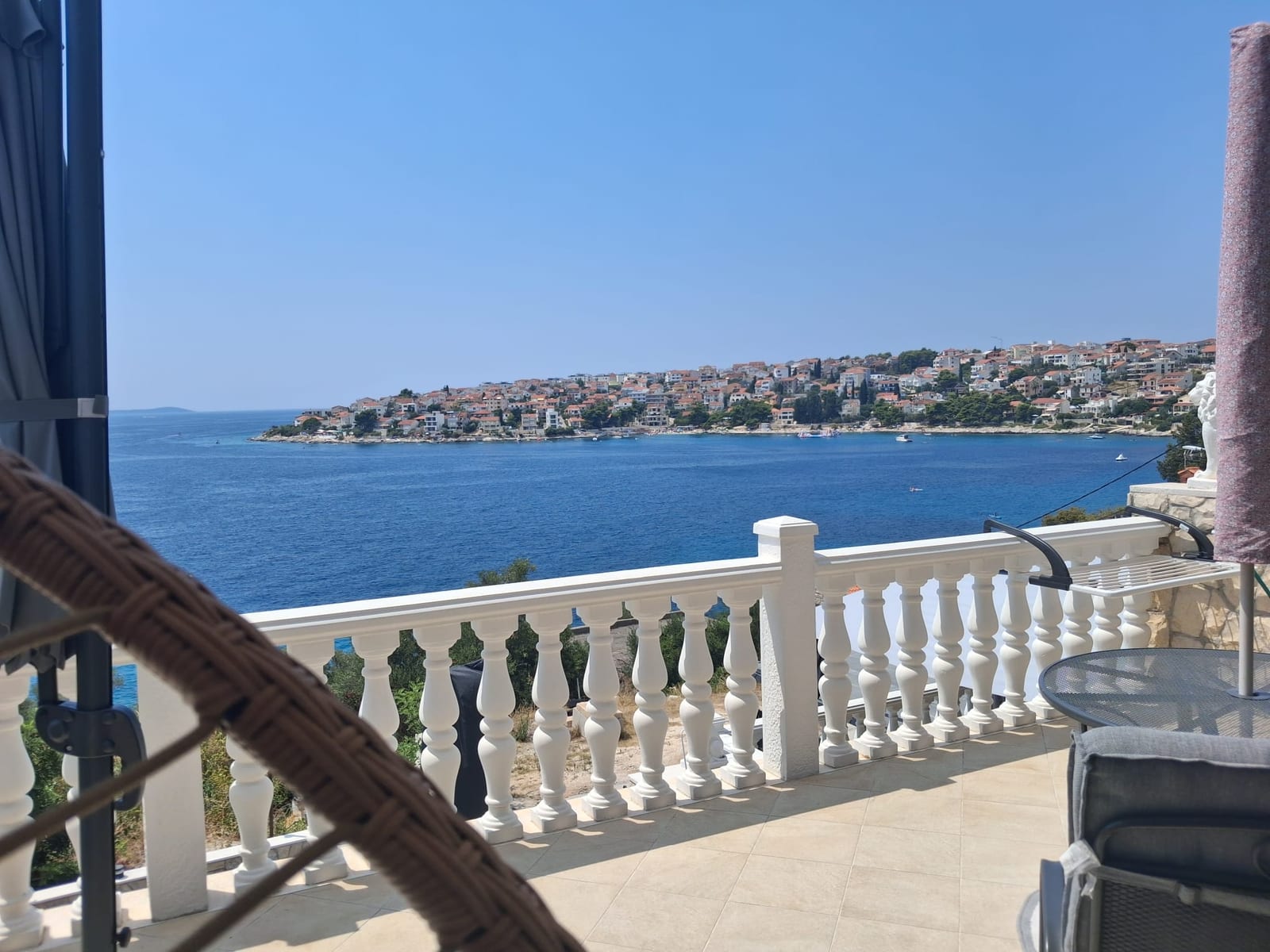 Großer Balkon mit Blick über die Bucht auf Okrug Gornji