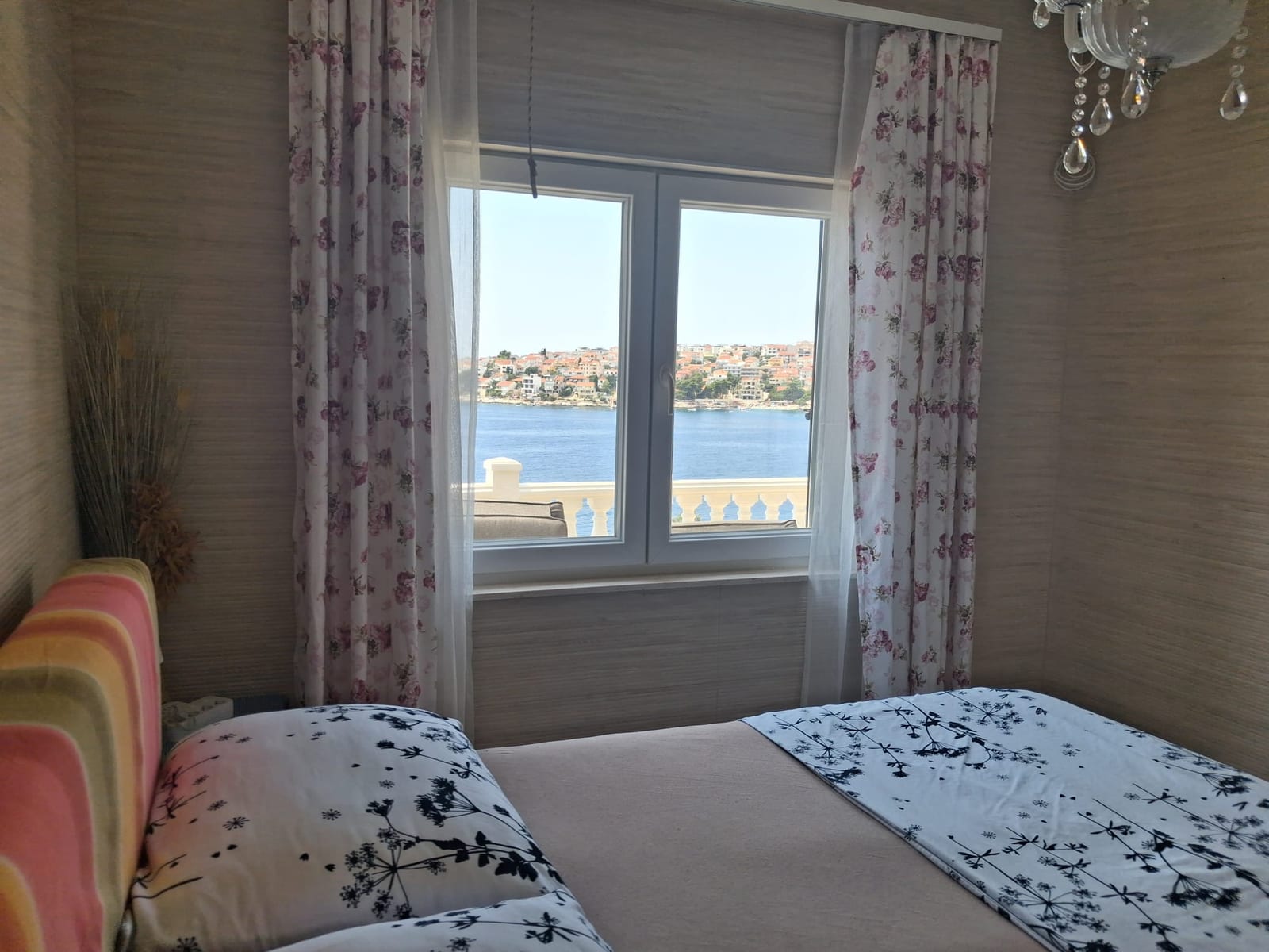 Erstes Schlafzimmer mit Fenster und Meerblick