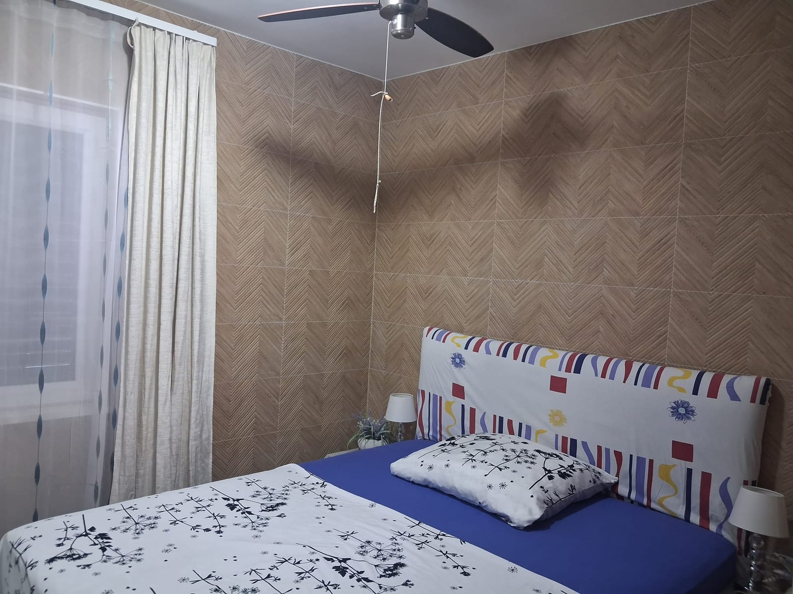 Zweites Schlafzimmer mit Deckenventilator