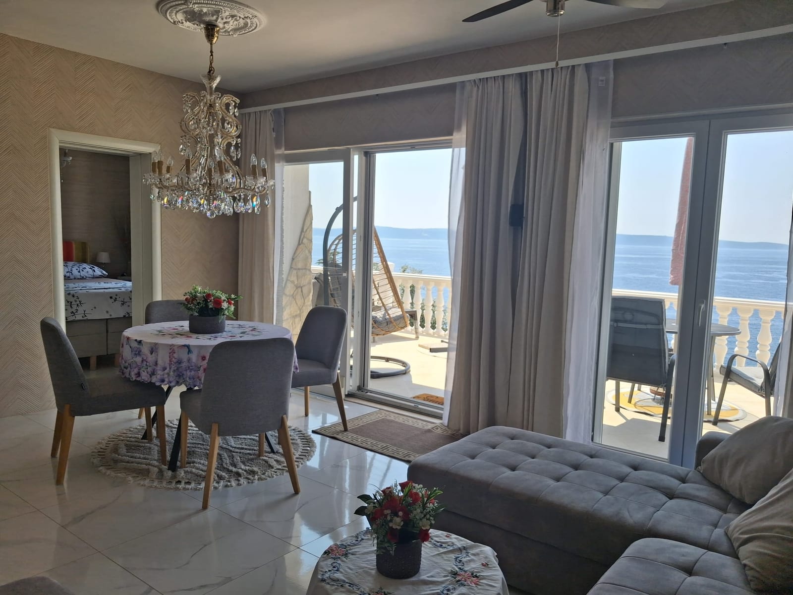 Wohnzimmer mit Esstisch und Zugang zum Balkon