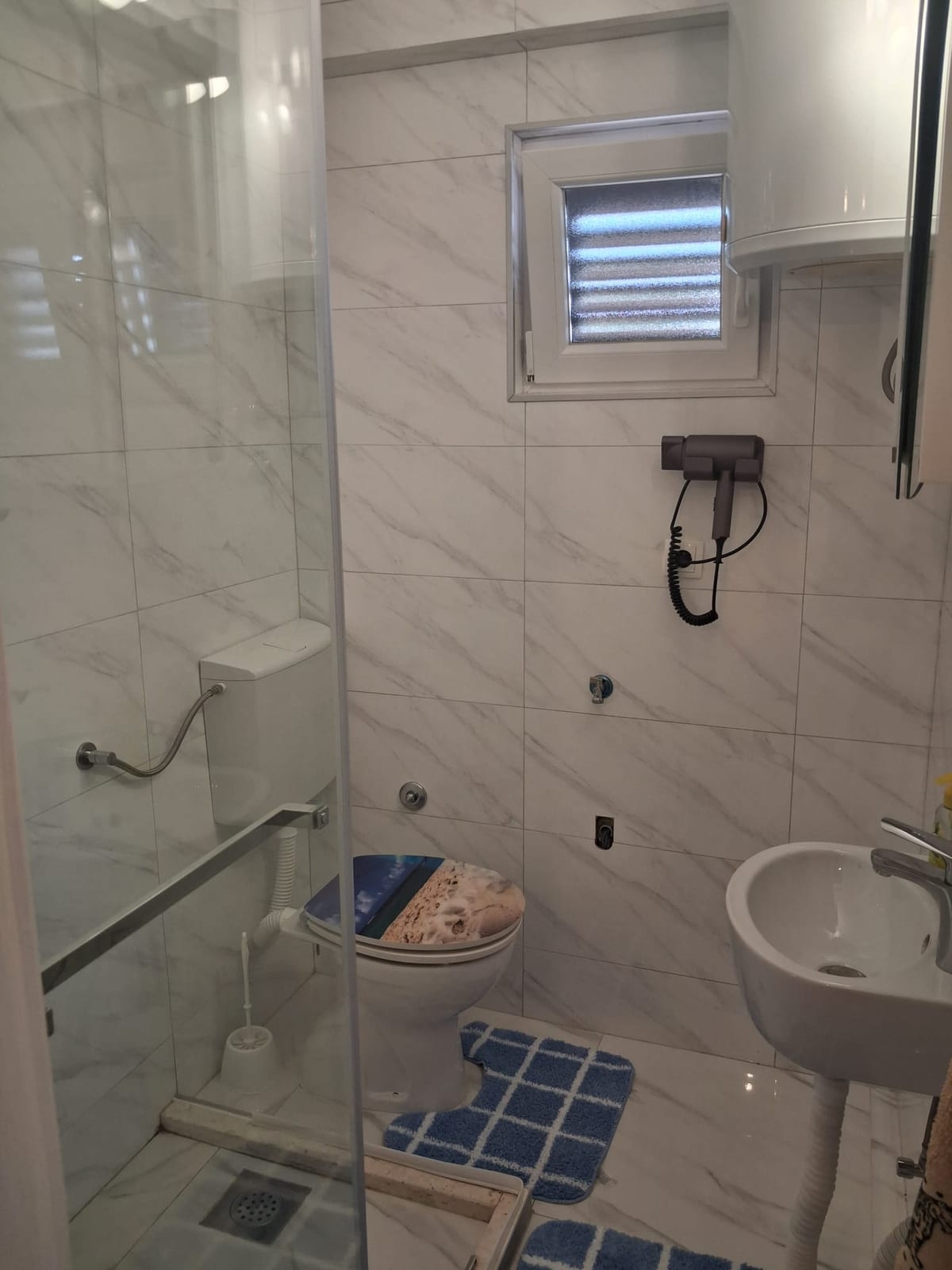 Badezimmer des Studios mit Dusche und WC