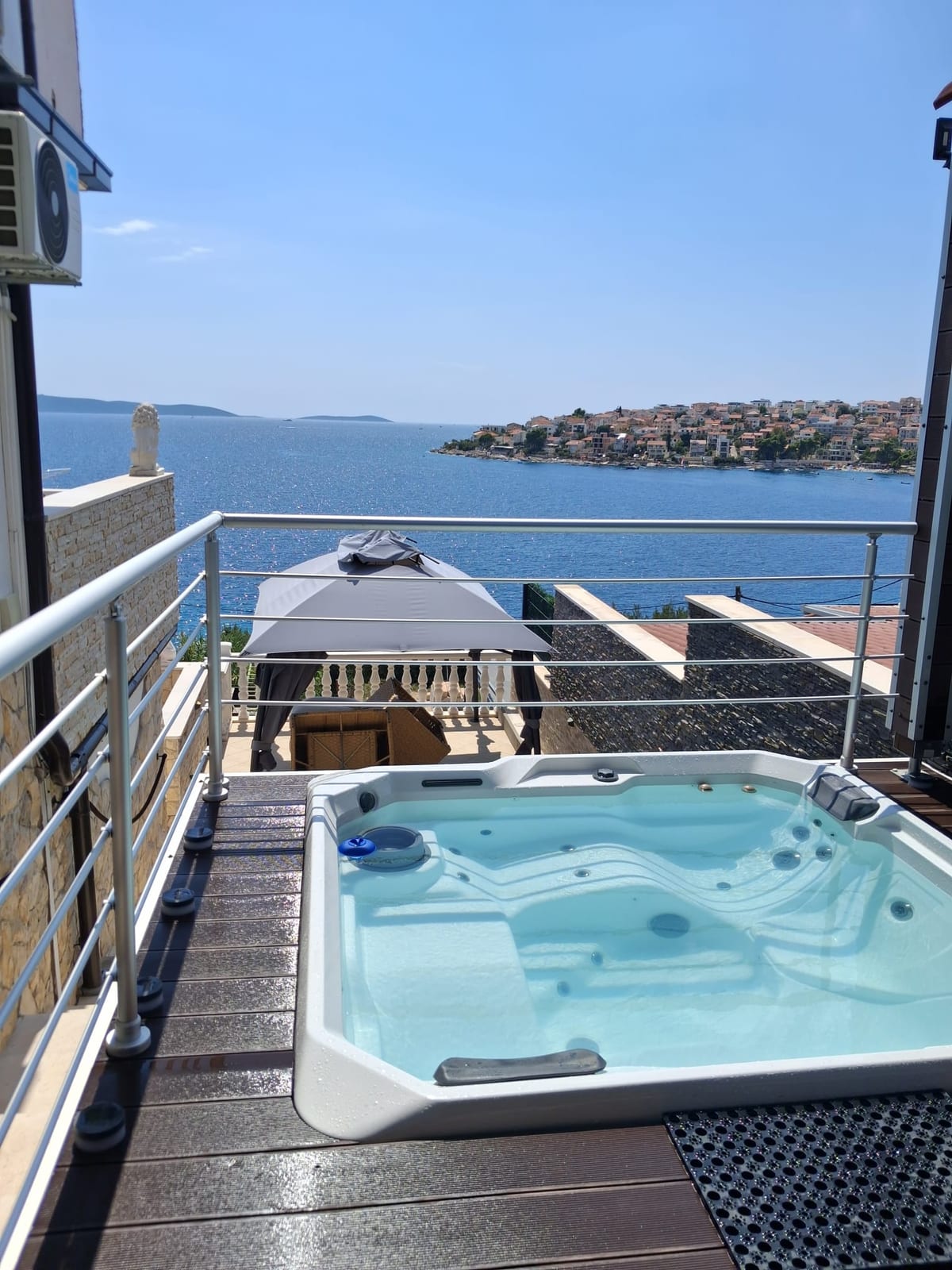 Whirlpool mit Meerblick