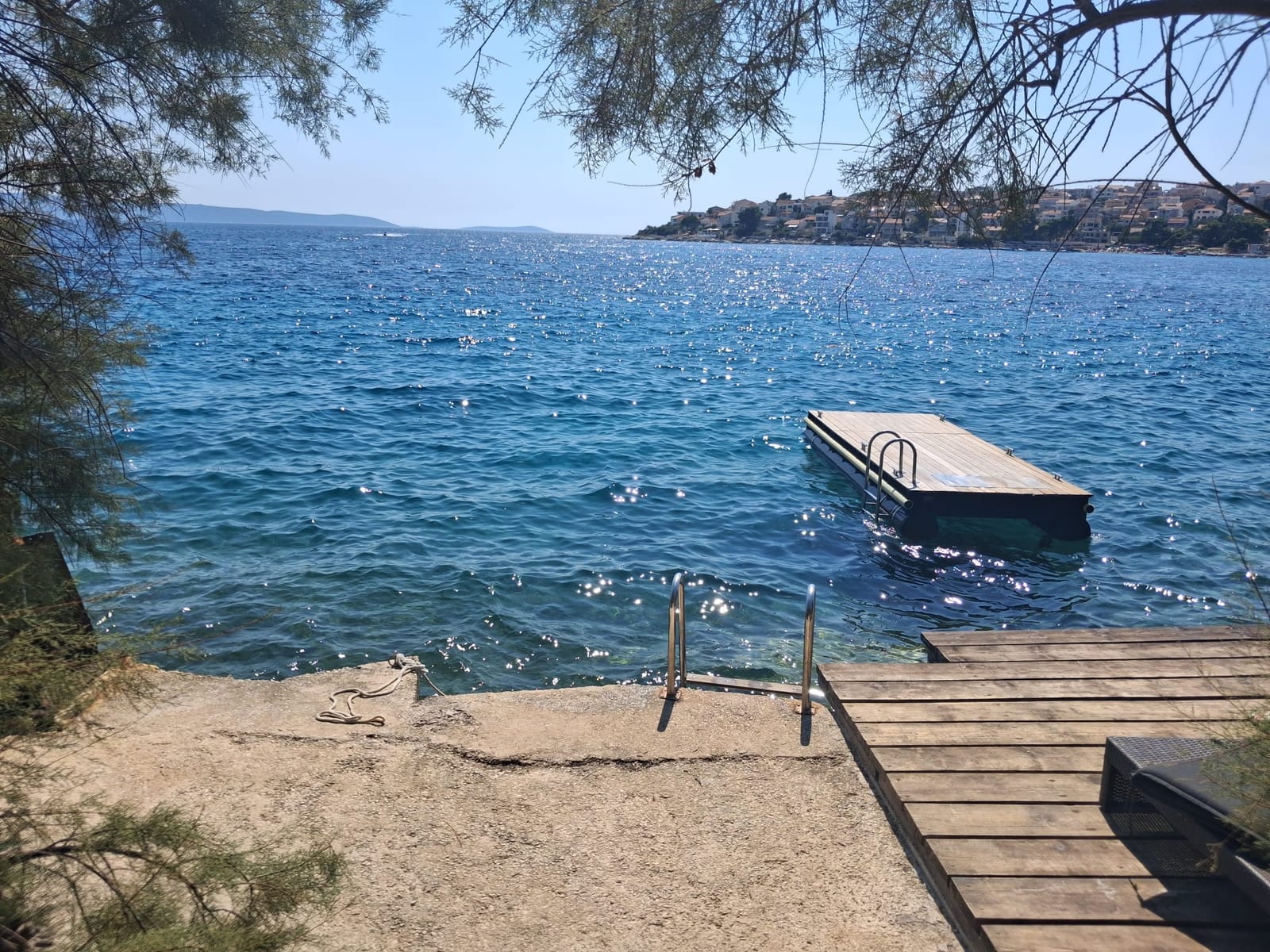 Badestelle mit Leiter und Badeplattform im Meer