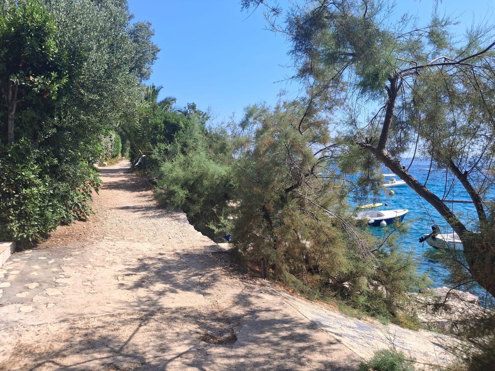 Küstenweg entlang der Bucht