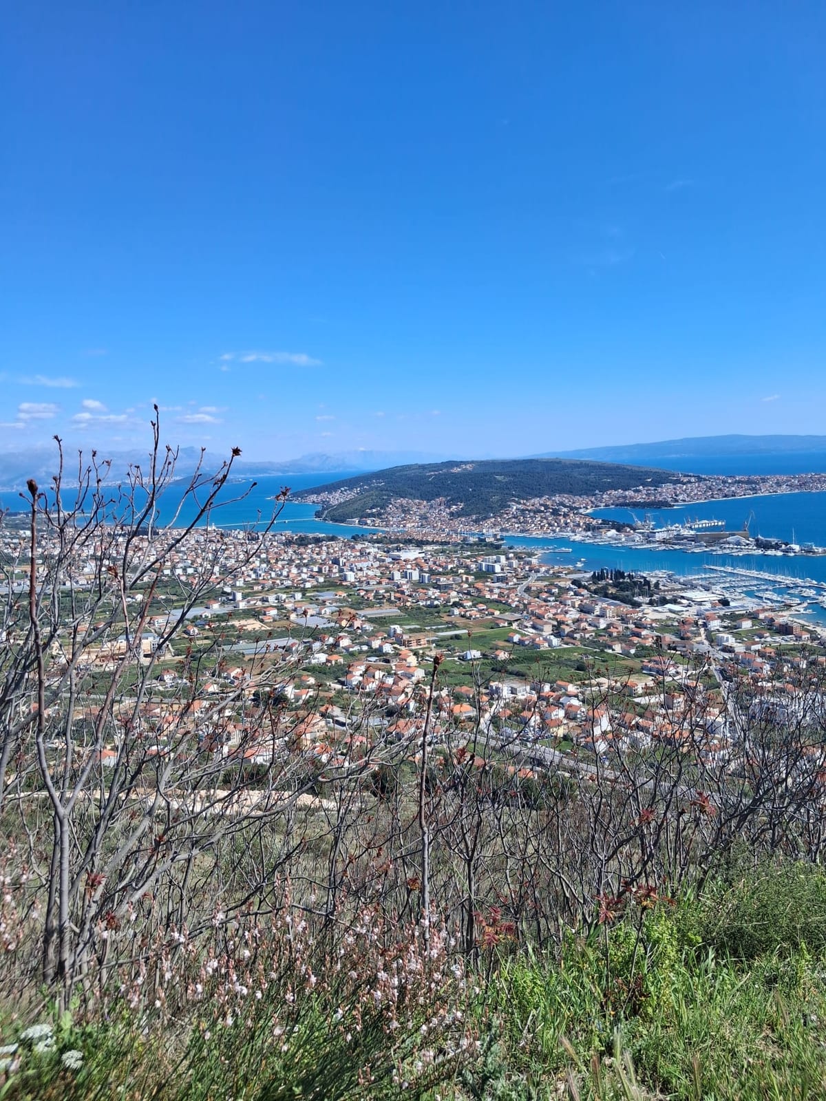Blick von den Hügeln über Trogir und die Insel Čiovo